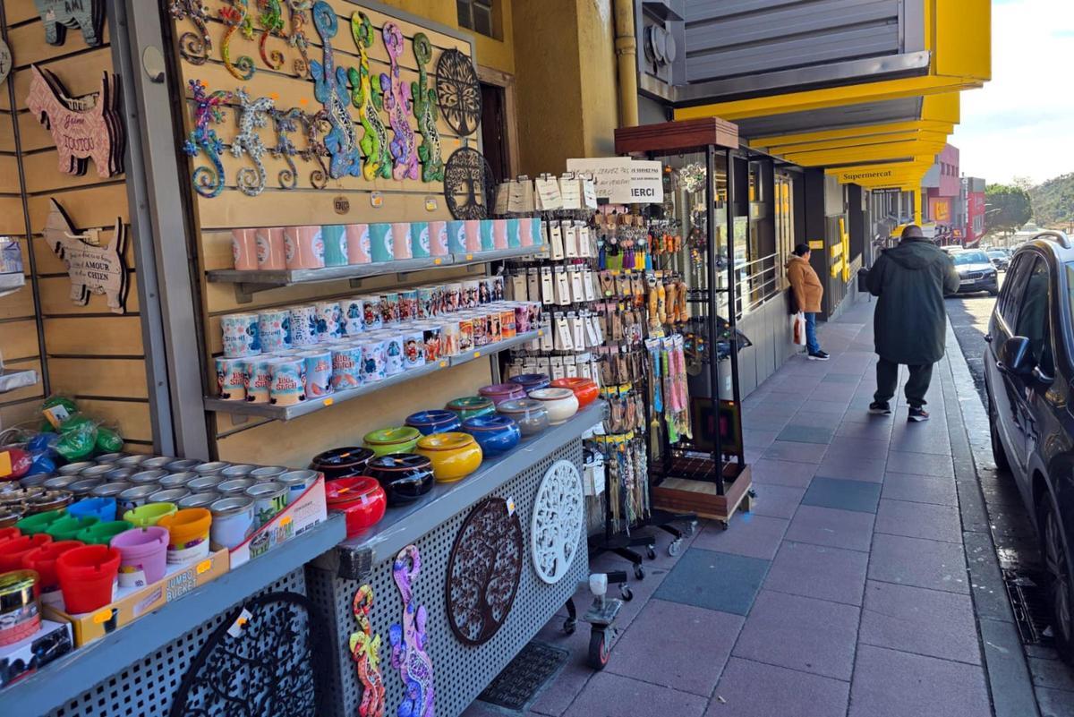 Una botiga en el carrer principal del Portús.