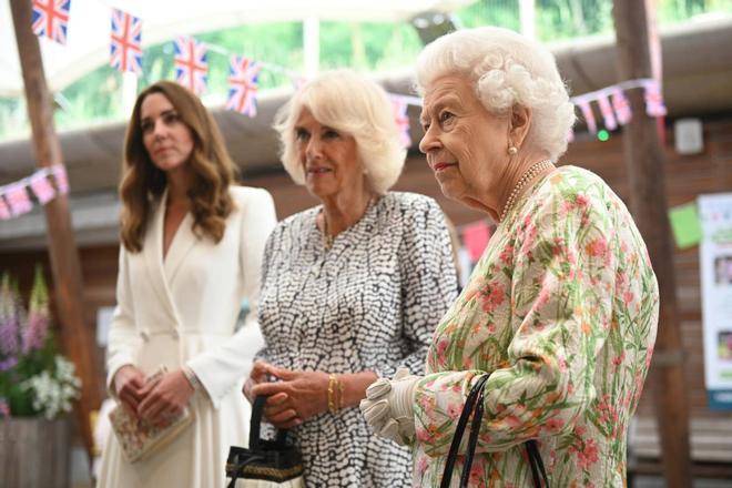 Kate Middleton, Camilla Parker Bowles y la reina Isabel II en un evento durante la cumbre del G7 en Cornualles en junio del 2021