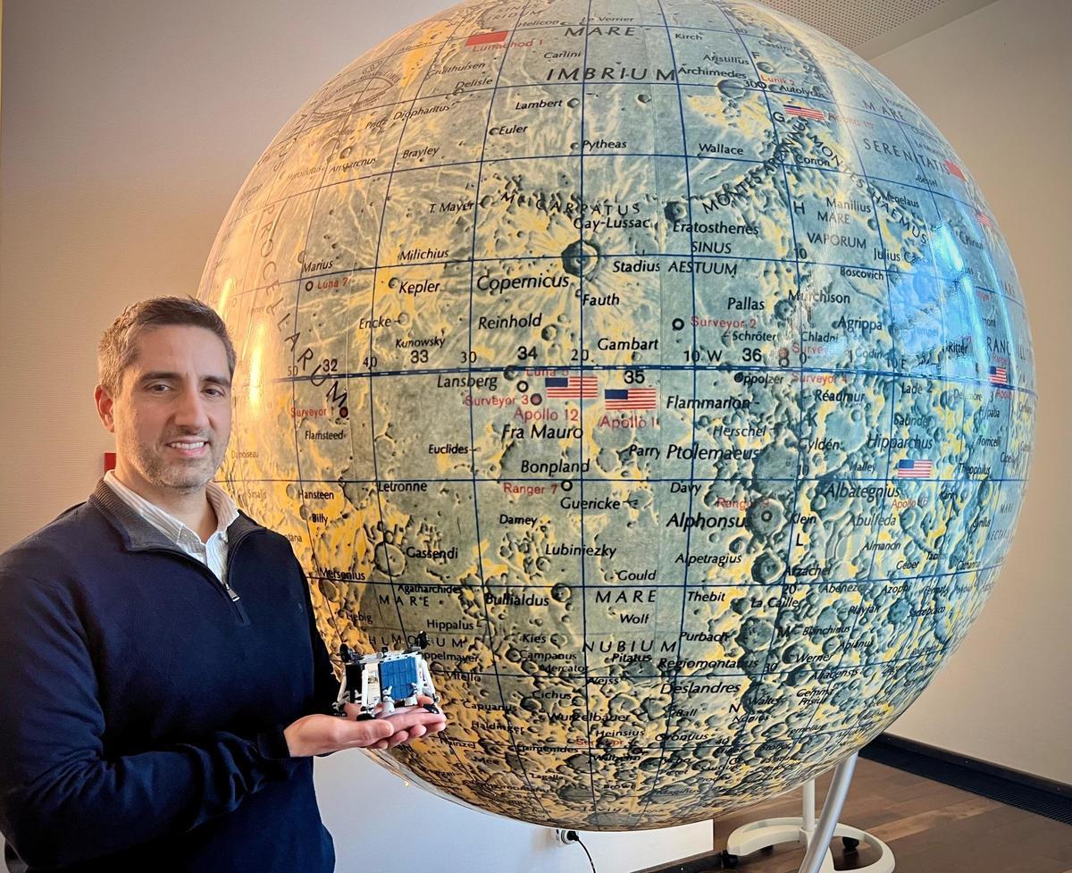 Dani Guzmán posa con el módulo europeo Argonaut.