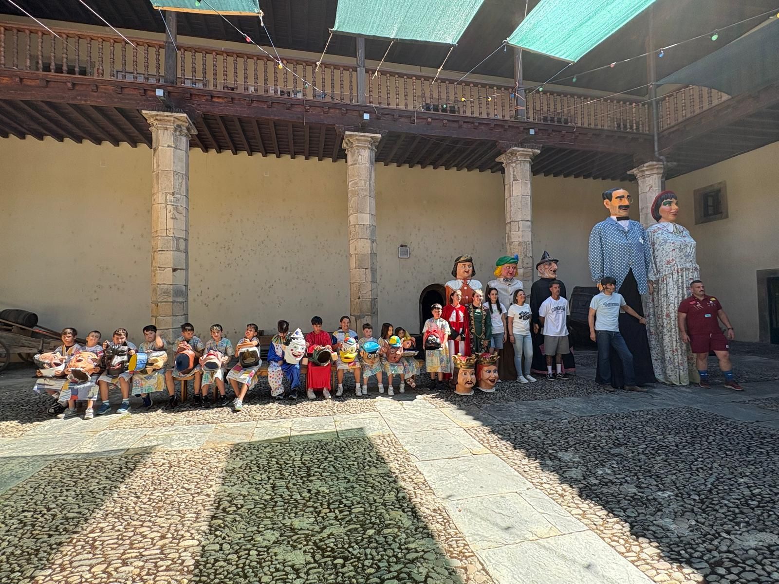 Los gigantes y cabezudos llenan de color y música Cangas del Narcea