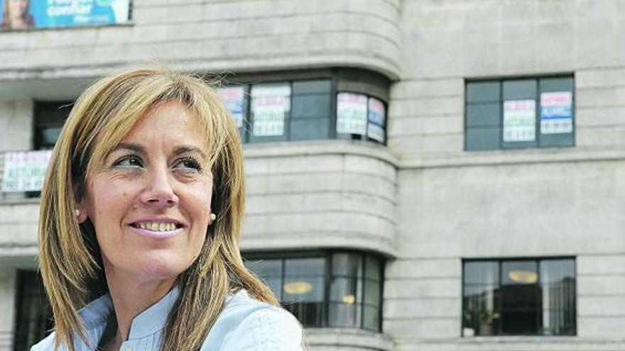 Pilar Fernández Pardo, en la plaza del Instituto, con el edificio que acoge la sede del PP al fondo.