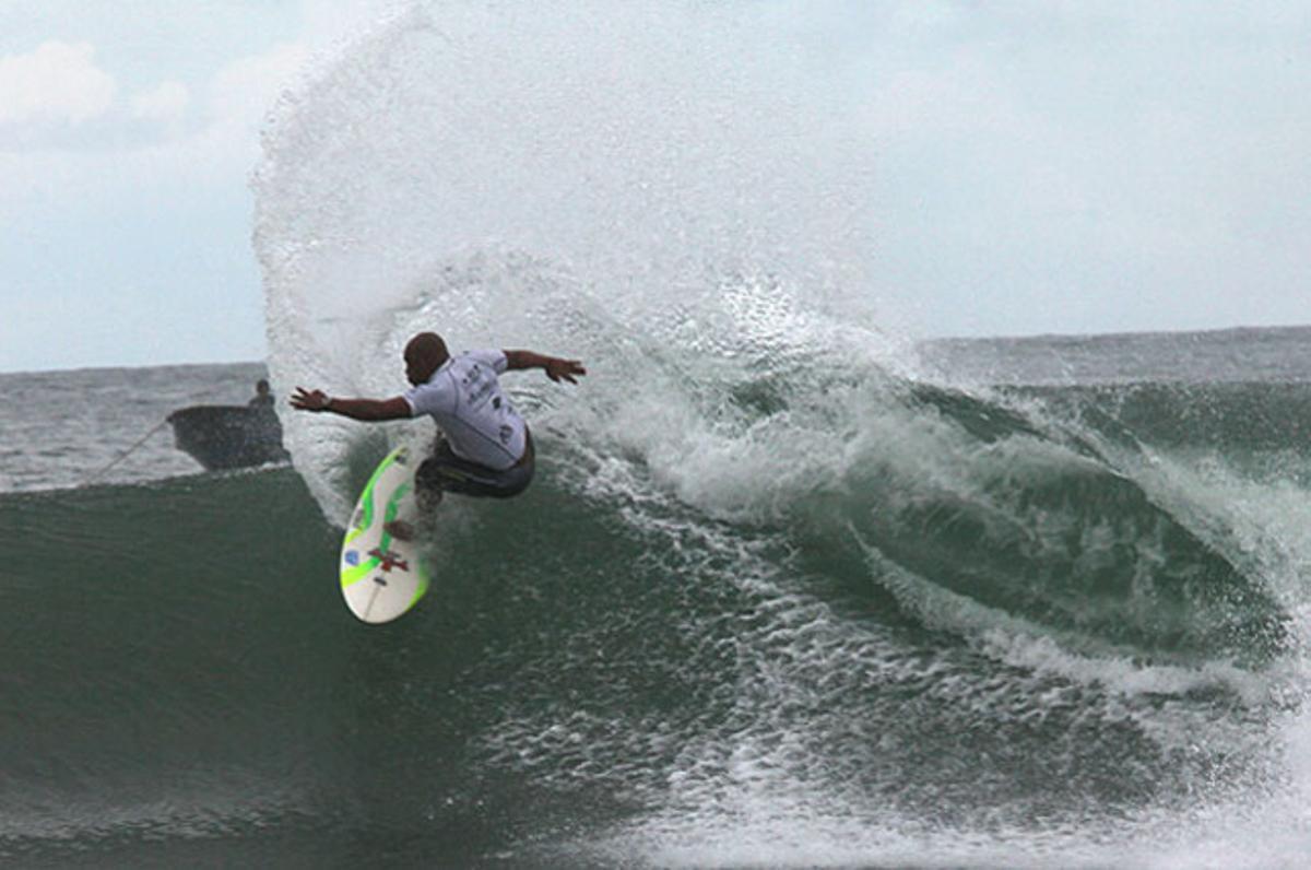 Dean Randazzo, de l’equip de Hawaii, durant l’ISA World Masters Surfing Championship, que es va celebrar a Playa Colorado (Nicaragua).