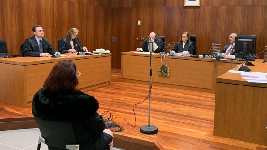 Ioana E. M., ayer, en el banquillo de los acusados de la Audiencia Provincial de Zaragoza. | A. T. B.