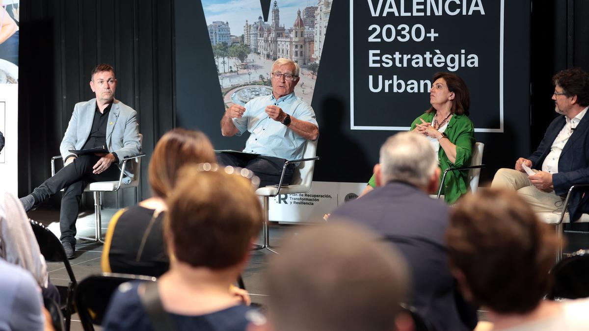 El alcalde de València, Joan Ribó, durante la mesa redonda junto a Monzó, Martínez y Riera.