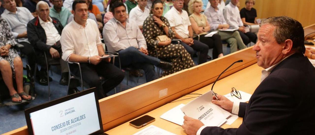 Javier Faúndez, durante su intervención ante los alcaldes en Ifeza. |