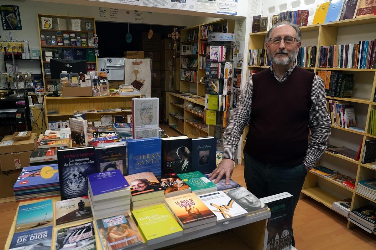 Enrique Ortigosa, propietario de la librería Renacer, en el actual local de la calle Carretería.