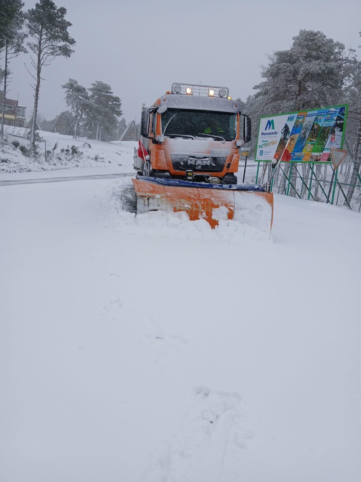 Vehículos quitanieves retirando nieve de la red viaria provincial de Ourense