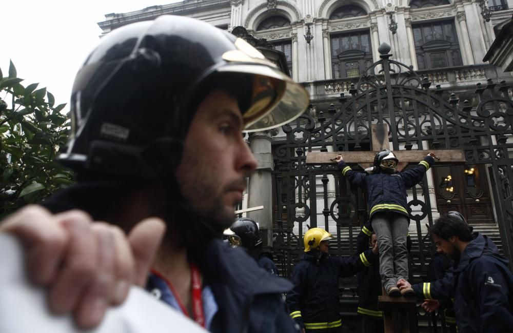 Los bomberos simulan un paso de Semana Santa para pedir mejoras laborales