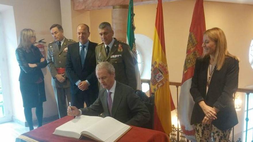 El ministro de Defensa confirma que el Cefot de Cáceres seguirá abierto