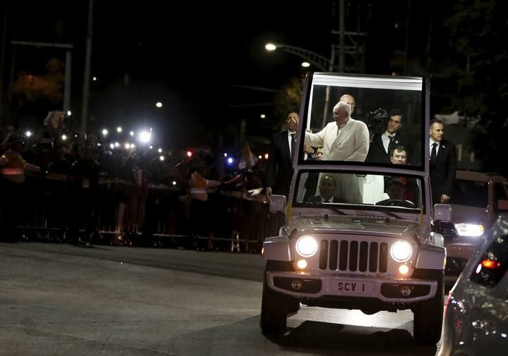 El Papa fue recibido en México por el presidente Peña Nieto y su esposa