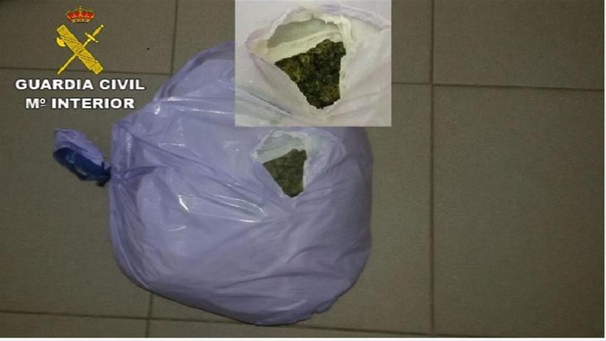 Detienen en Jaraicejo a dos jóvenes con un kilo de marihuana