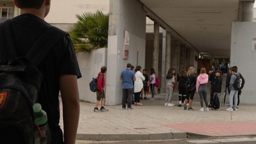 Estudiantes de Zamora en la entrada de un instituto.