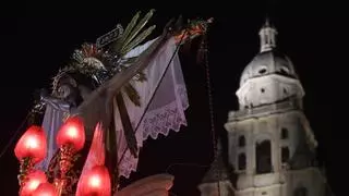 Un sacro cortejo de belleza y devoción ilumina Murcia con la Magna Procesión