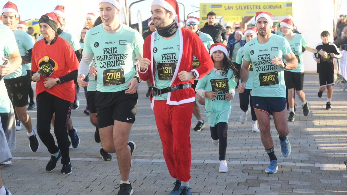 Participantes de una edición anterior de la San Silvestre Coruña.