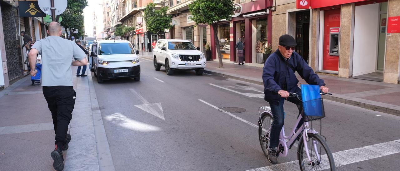 Circulando por la calle Almórida, en pleno centro de Elche