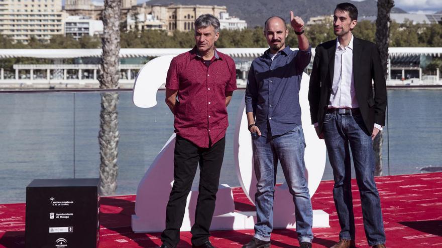 El director Rodrigo Bacigalupe (c) posa junto al actor Jaime Mc Manus (i), y el productor Luis La Rivera Renteria, tras presentar su película &#039;La memoria de mi padre&#039;.