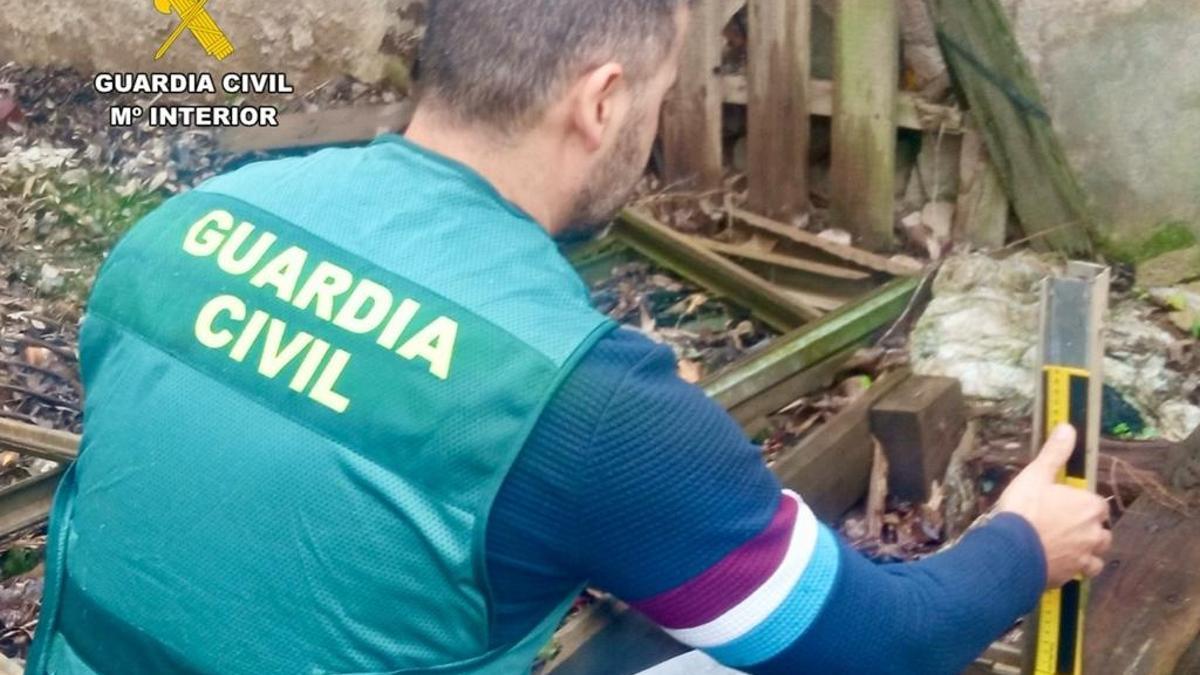 Un agente de la Guardia Civil, en el interior de una de las explotaciones ganaderas objeto de uno de los robos.