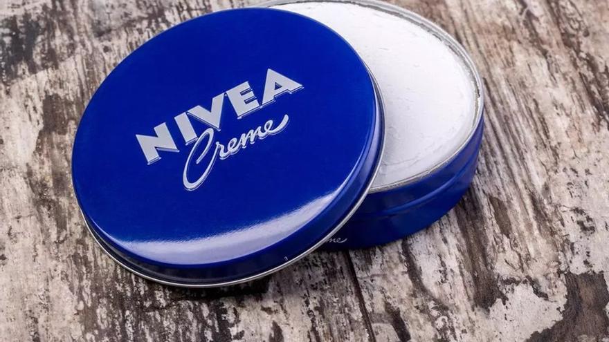 Una cucharada de café con Nivea: el truco que cada vez hacen más personas para verse jóvenes