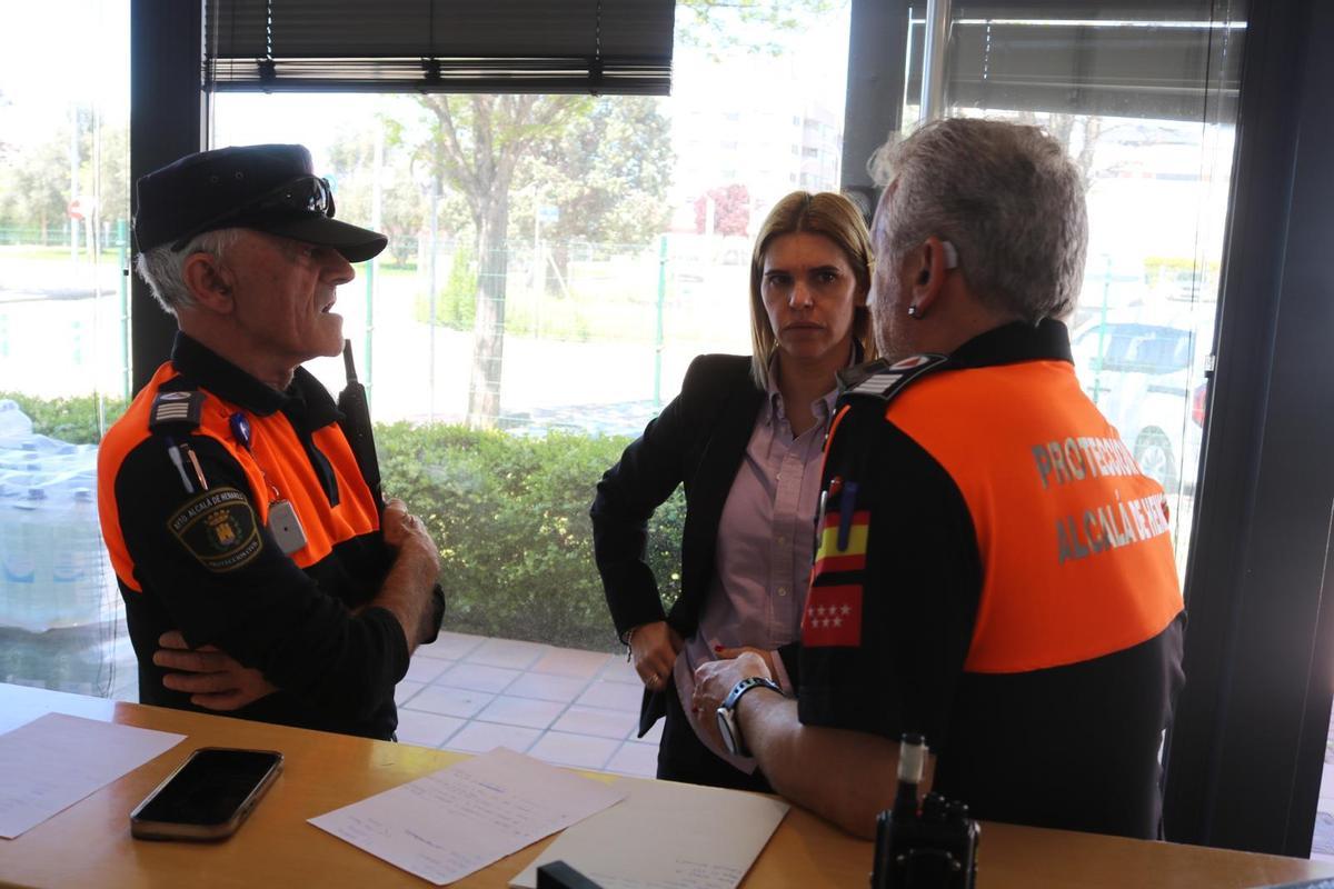 Reparto de agua embotellada en Alcalá de Henares por la avería, en fotos