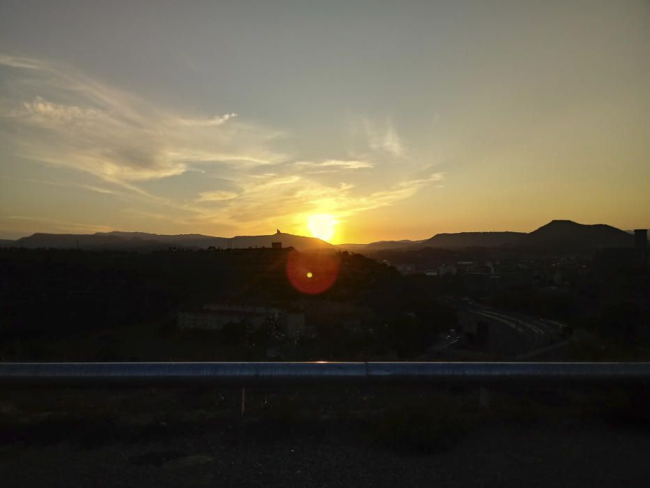 Manresa. Posta de sol des del barri de la Balconada de Manresa. Els últims rajos del dia pinten de color groc el cel. A la imatge, es pot observar la torre de Santa Caterina.