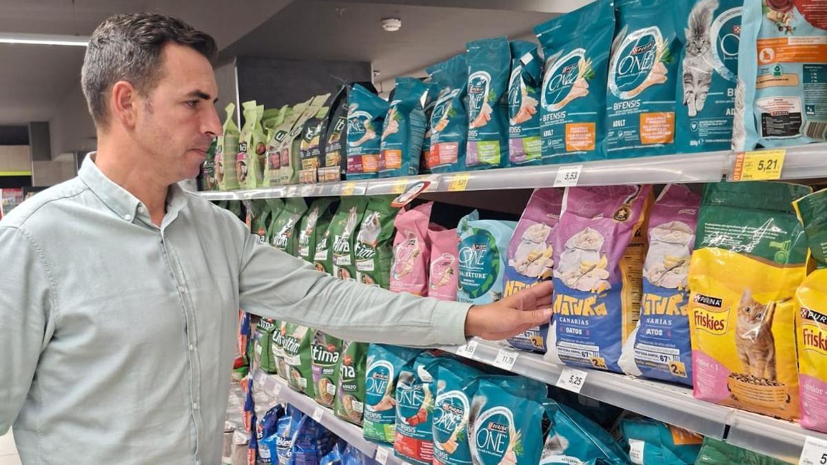 Javier García, jefe de sección Mascotas de Hiperdino en Canarias y Baleares