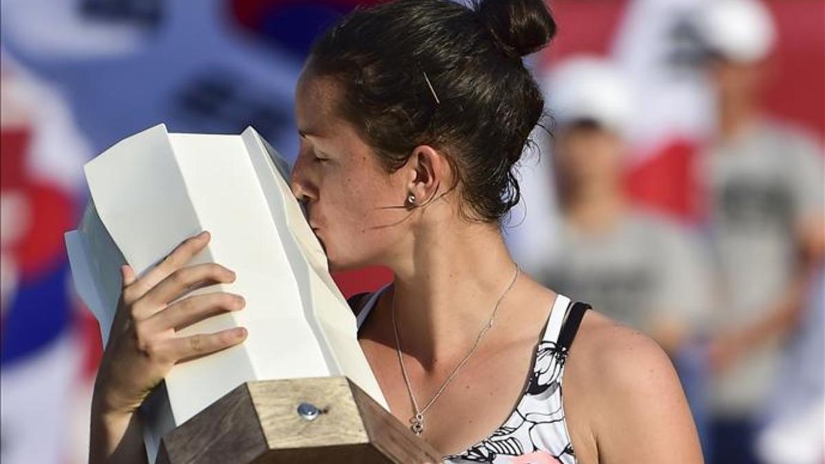 Lara Arruabarrena besa el trofeo de campeona de Seúl