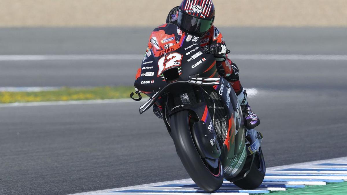 Maverick Viñales amb la seva Aprilia en el circuit de Jerez | EFE/ROMÁN RÍOS