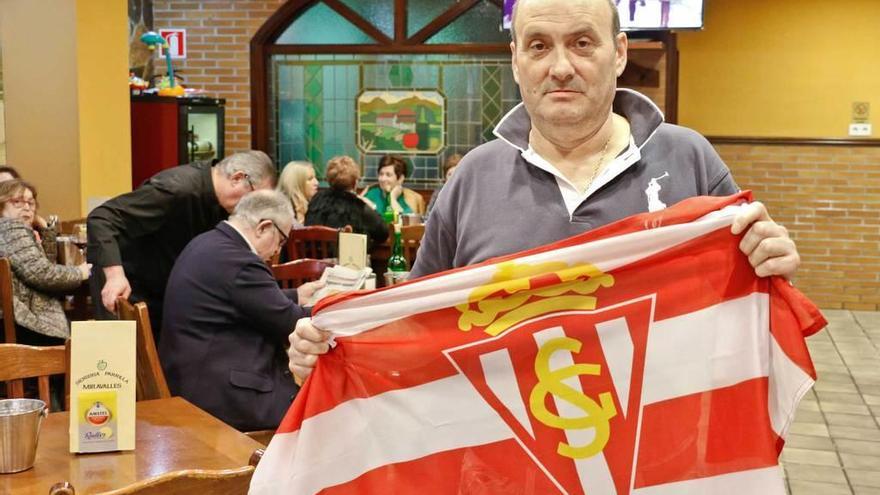 José Crespo, con una bandera del Sporting, en su sidrería del barrio de La Arena.