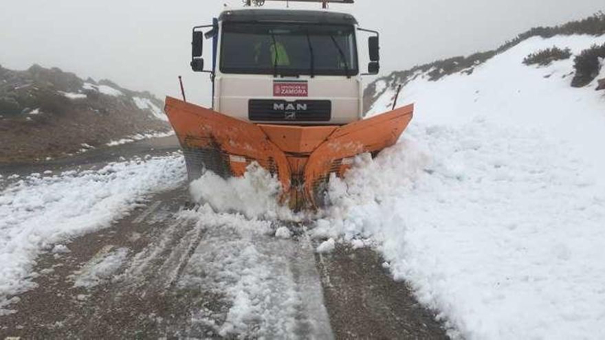 Quitanieves de la Diputación en la carretera de Escuredo.