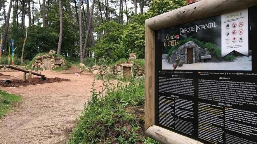 La entrada al parque infantil Aldea Grobit, en A Toxa. // Muñiz