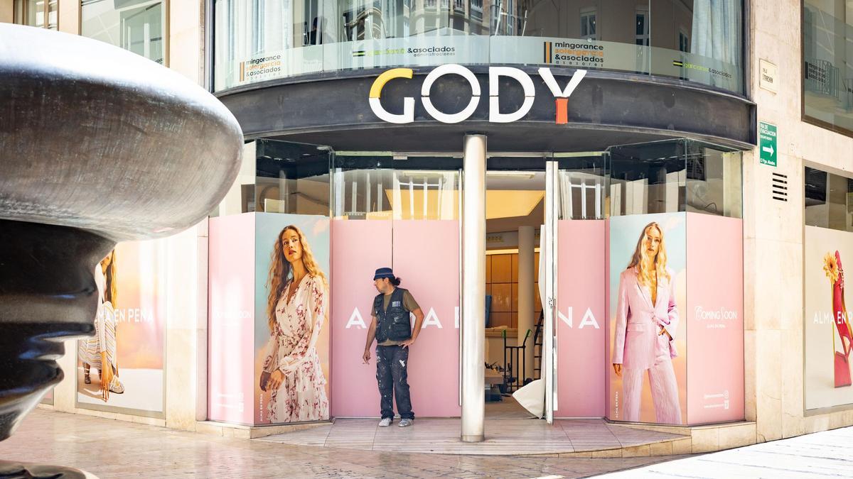 La zapatería Gody cierra su tienda en el centro de Málaga.