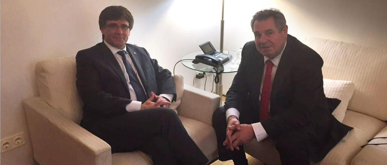 Víctor Terradellas y Carles Puigdemont, en una foto encontrada en el móvil incautado del primero.