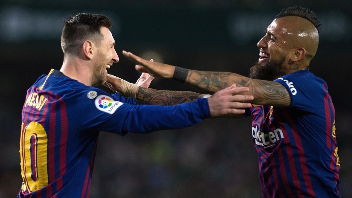 Messi y Vidal se abrazan tras uno de los goles del argentino.