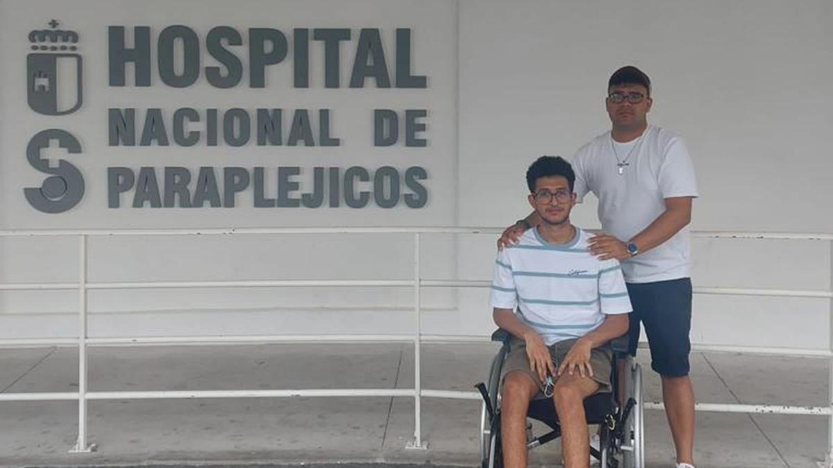 Diego con su amigo Luis Felipe, su único apoyo en España, en el Hospital de Parapléjicos.