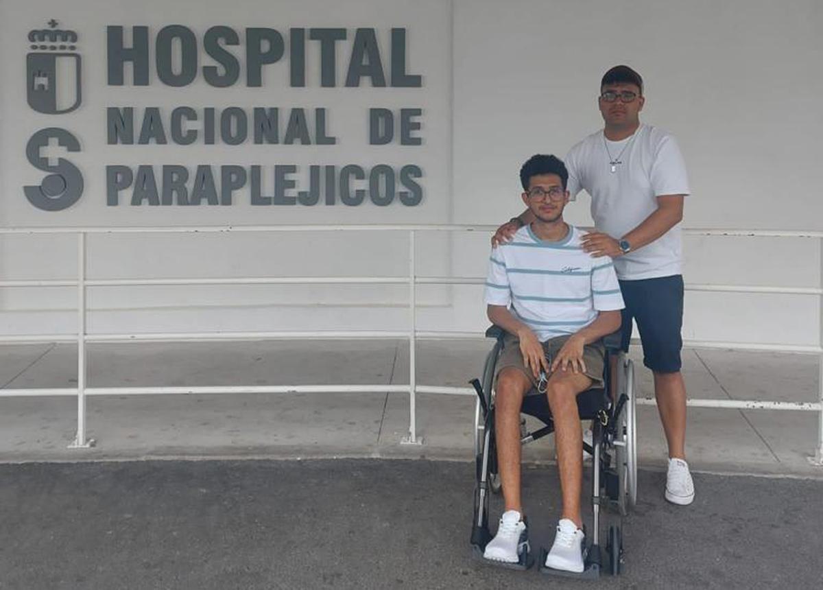 Diego con su amigo Luis Felipe, su único apoyo en España, en el Hospital de Parapléjicos.