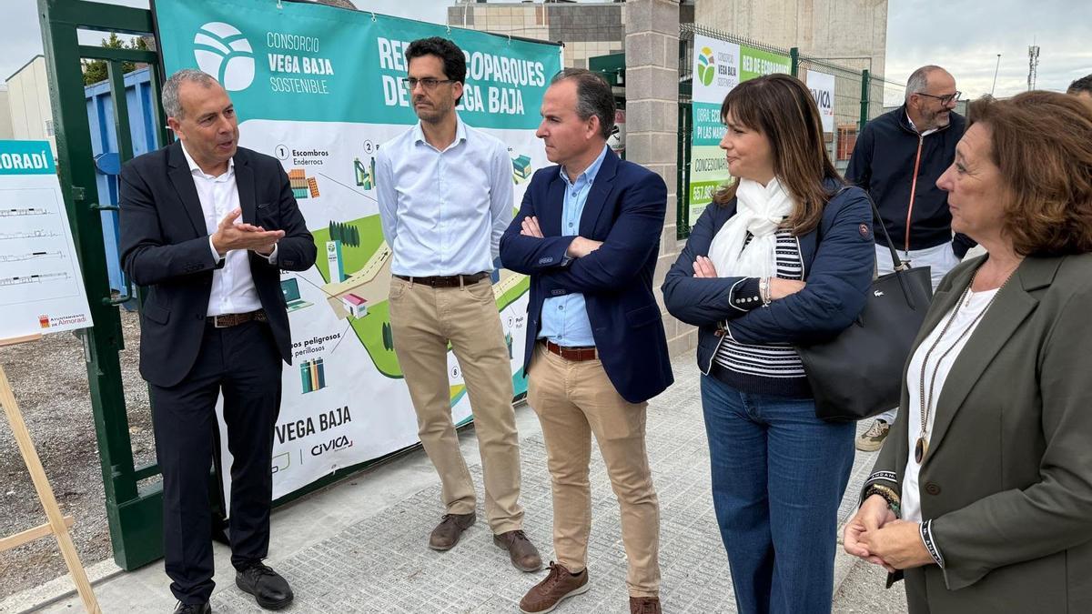 Miembros del Consorcio Vega Baja Sostenible en la presentación de las obras del ecoparque de Almoradí