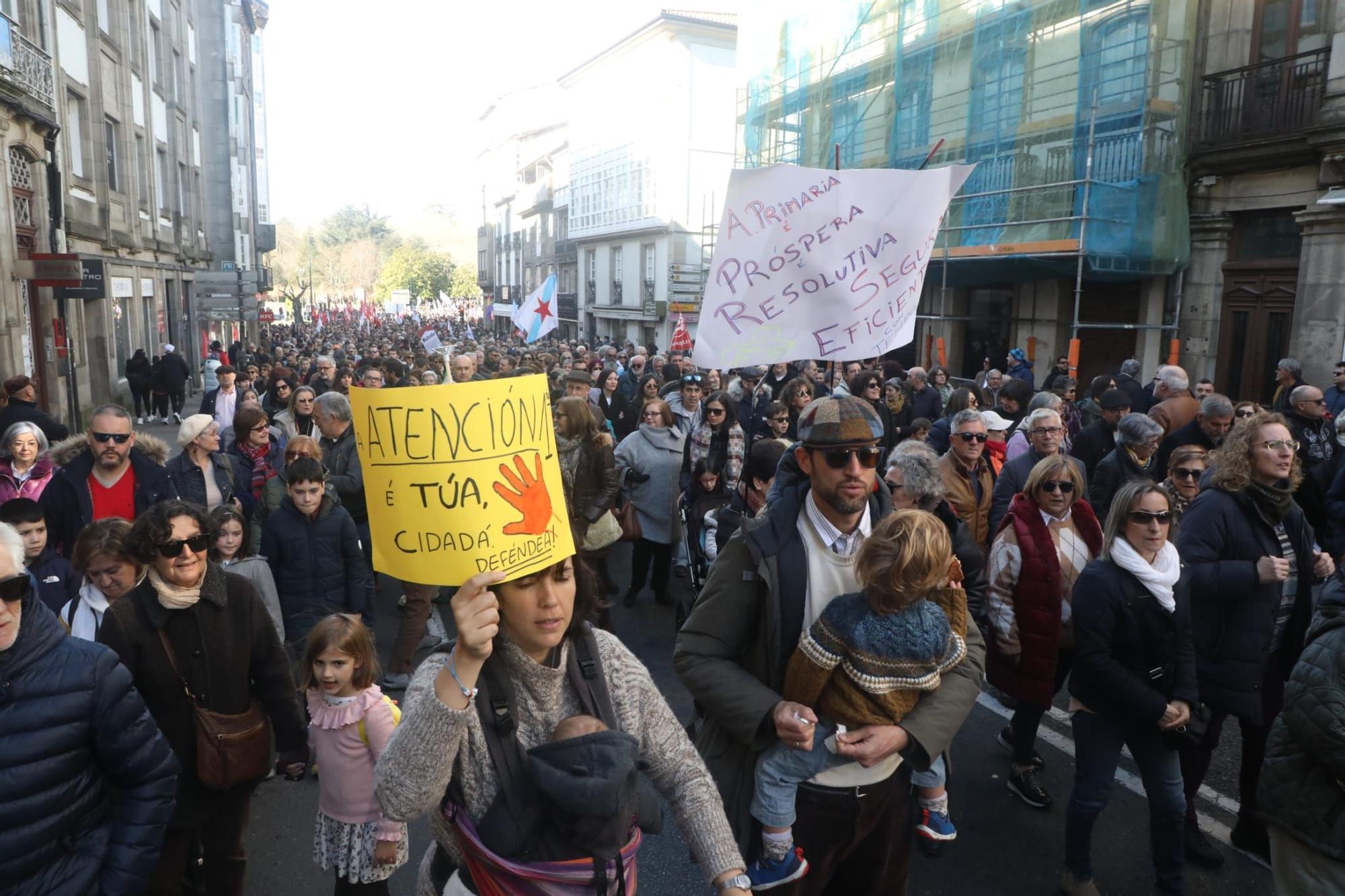 Pancartas arriba por una sanidad pública a la altura de los gallegos