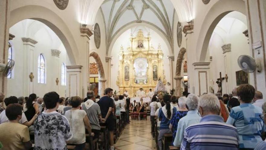 La Morenica en la iglesia del santuario antes de ser trasladada a Villena, en una foto de archivo.