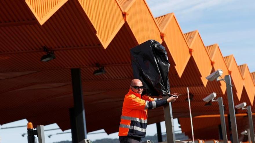 Un operario retira las bolsas colocadas en las cámaras.