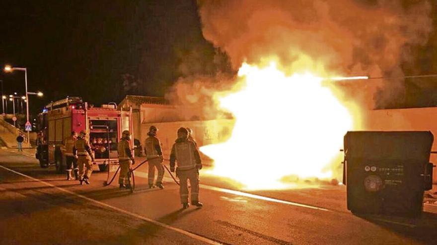 Los Bombers de Palma durante las tareas de extinción de un incendio intencionado en contenedores de madrugada en la ciudad.