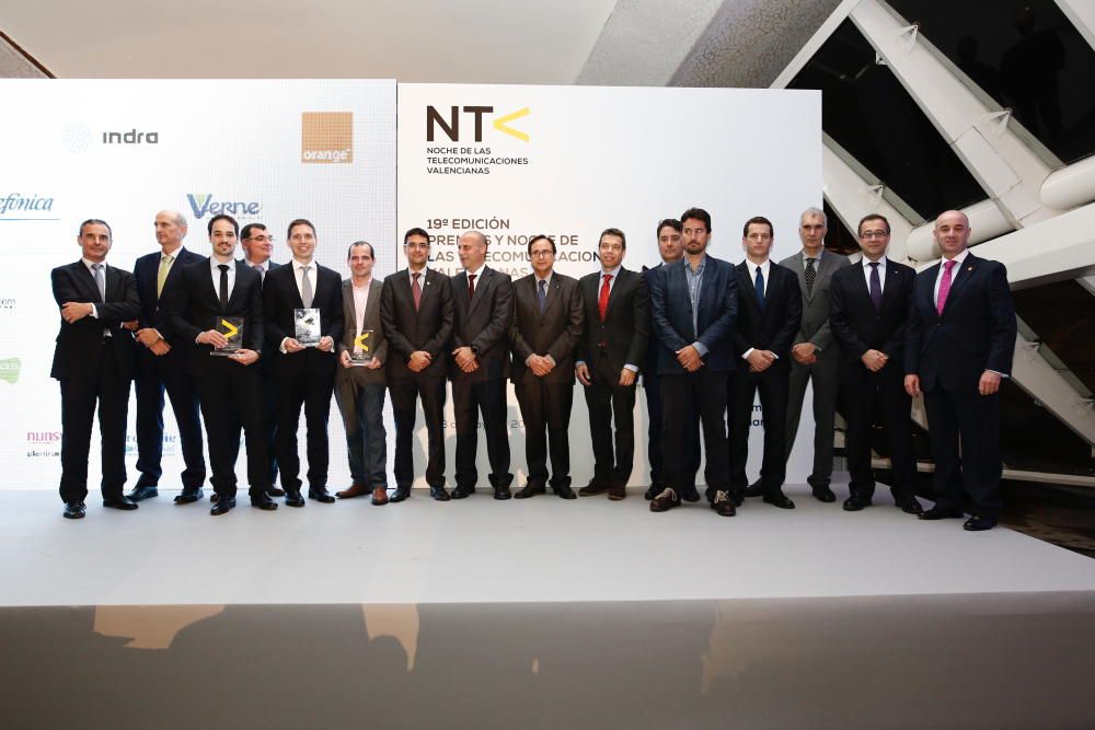 Premiados y entregadores de premios en la Noche de las Telecomunicaciones valencianas.