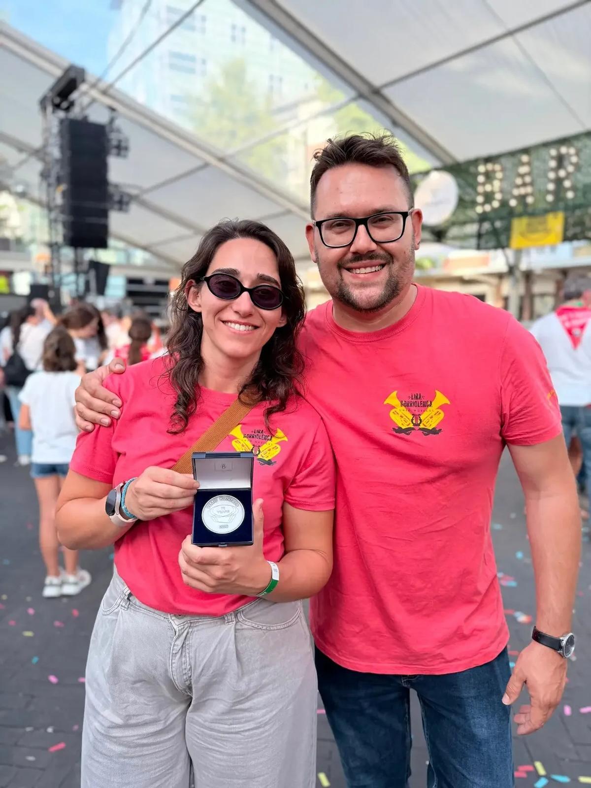 La presidenta de la Unió Musical Lira Borriolenca, Mar Babiloni, junto a su director, Ángel Martínez, tras recoger la medalla.