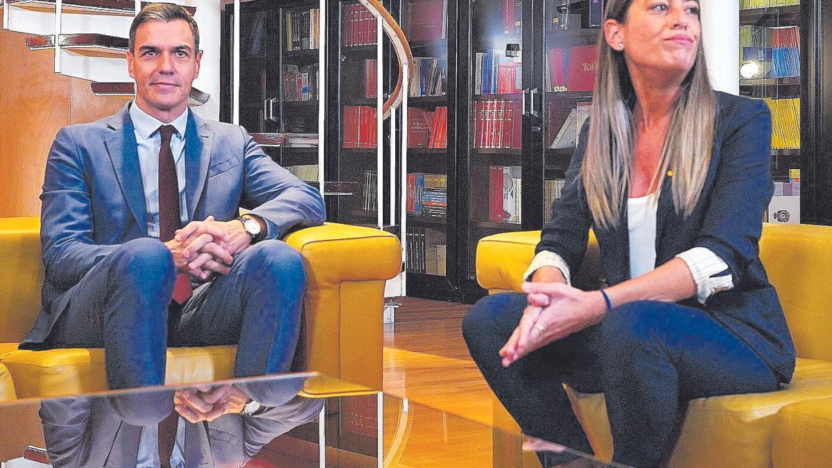 Pedro Sánchez y la portavoz de Junts en el Congreso, Míriam Nogueras, en las negociaciones de investidura.