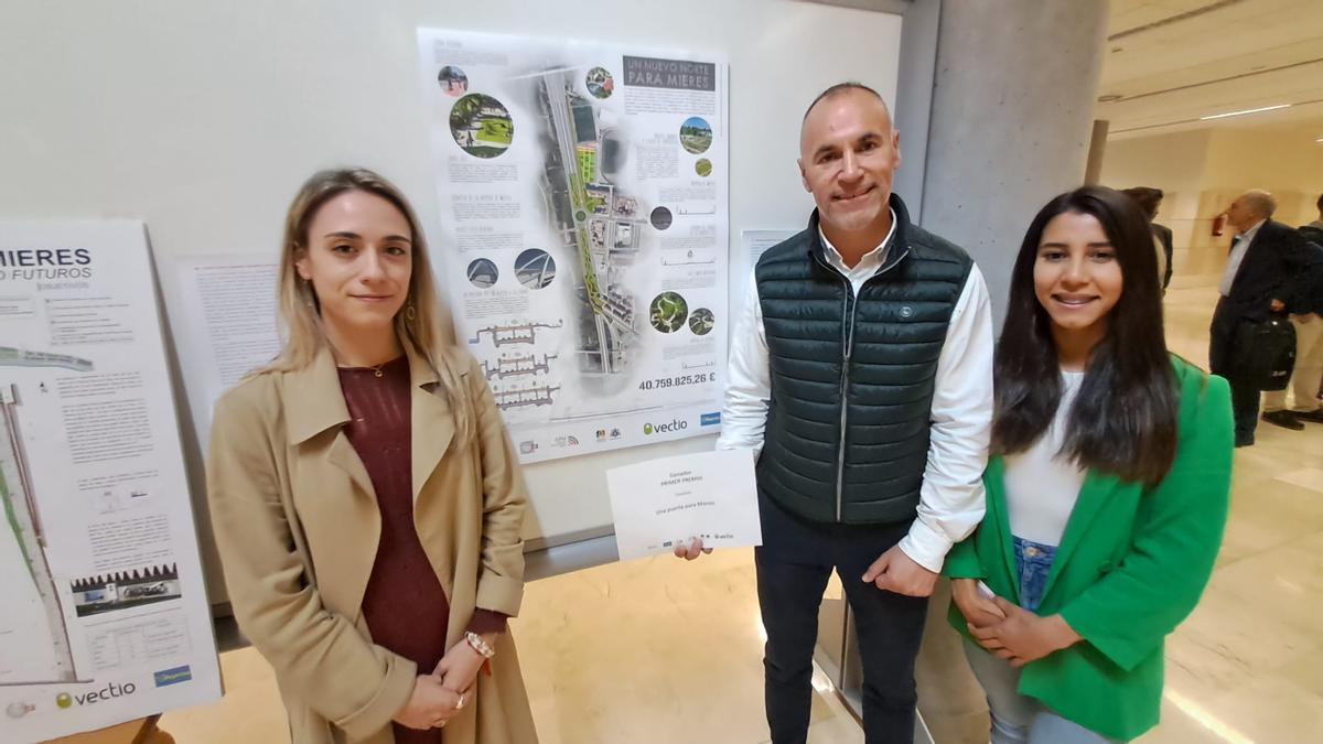 Marta Ordóñez, Xavier Santamarta y Ximena Medina, junto al proyecto ganador de este año.