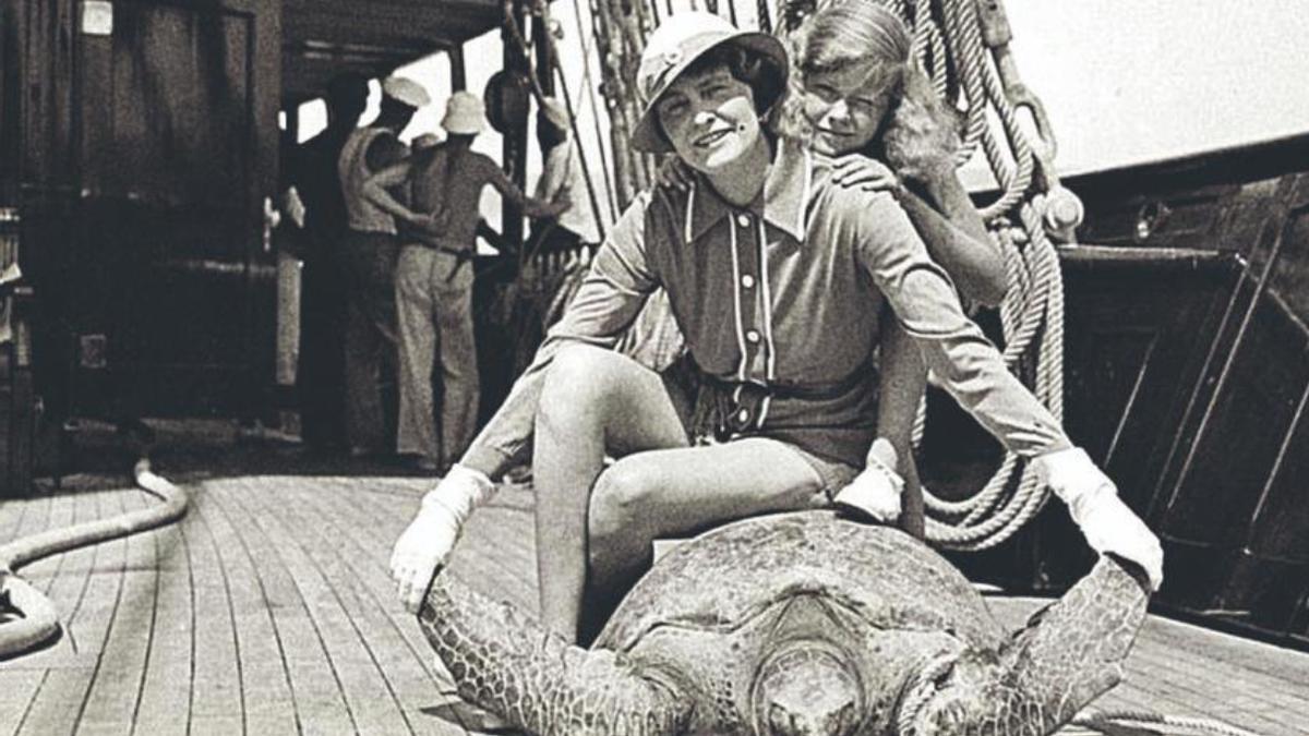 Marjorie Merriweather Post, en la cubierta del velero con su hija y una tortuga.