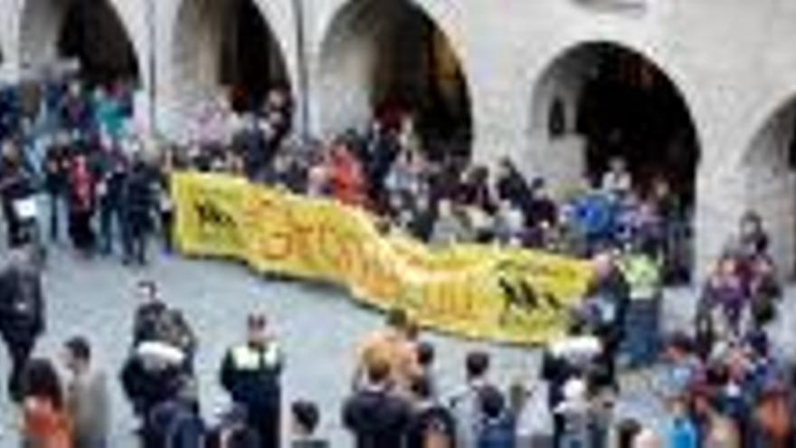 Una de les manifestacions de la plataforma Girona Acull pels carrers de la capital.