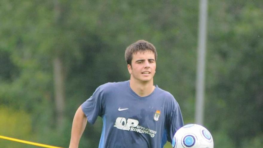 Pelayo, en un entrenamiento con el Oviedo en El Requexón durante su etapa de azul.