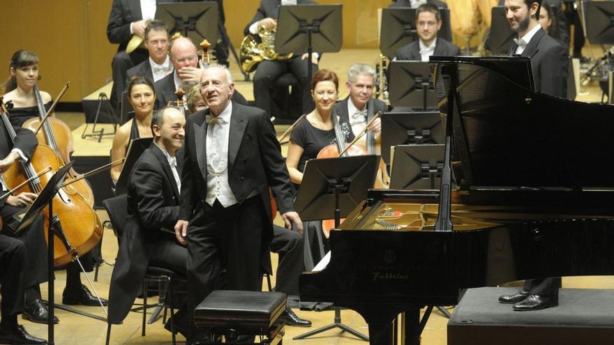 Pollini (centro, de pie) en 2014 en el Palacio de la Ópera con su hijo Daniele a la batuta.   | // VÍCTOR ECHAVE