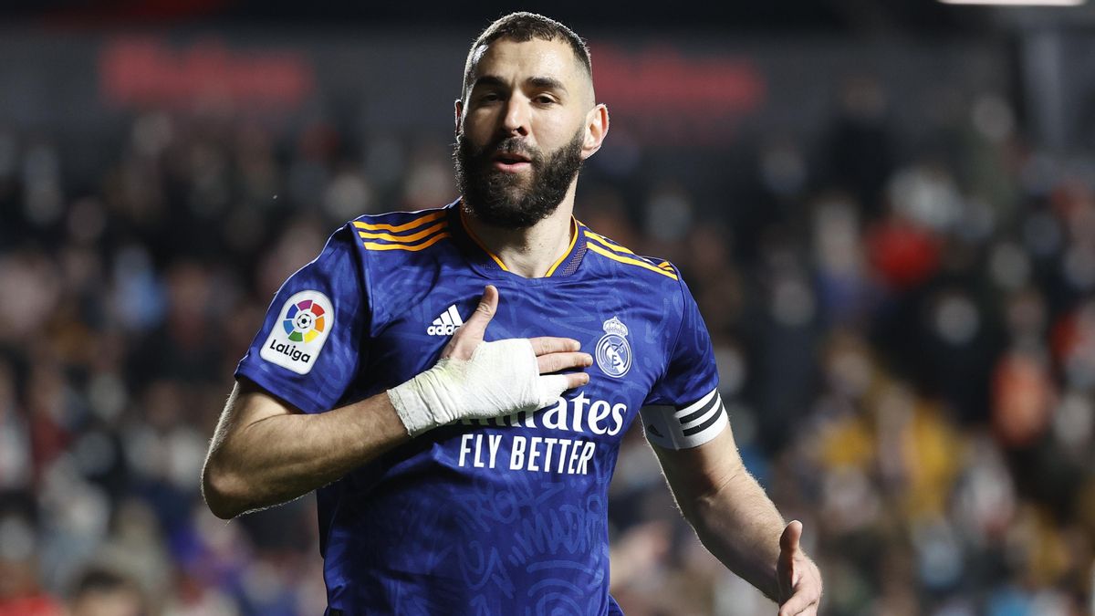 Benzema celebra su gol en Vallecas.