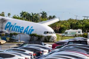 Un avión de carga de Amazon se estrella en el aeropuerto de Miami